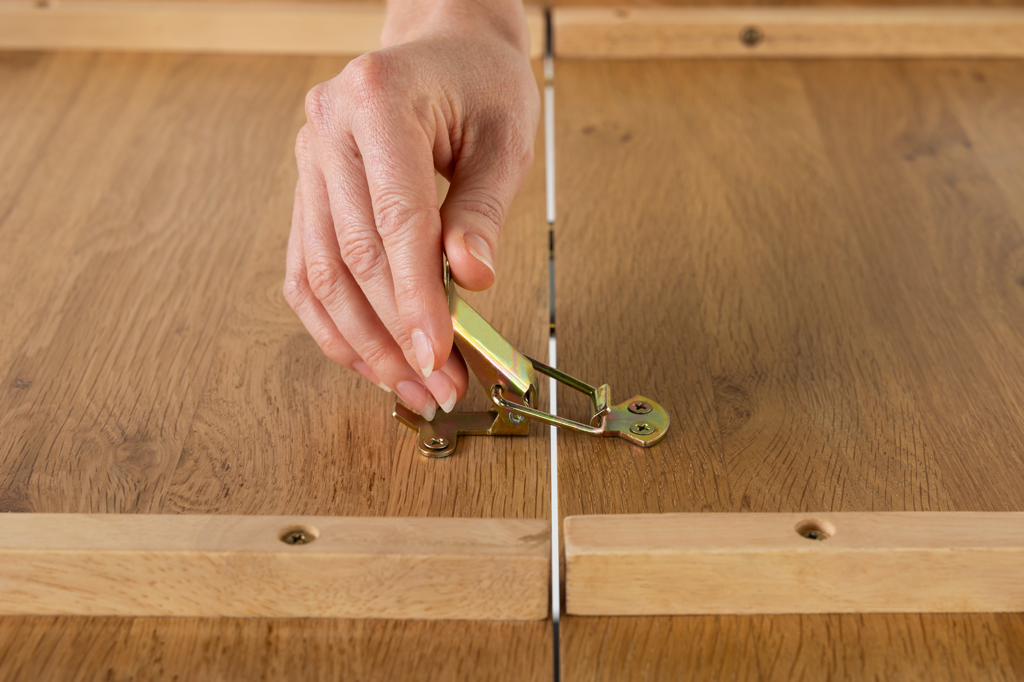Transformer-round-table-scandinavian-oak-table-functionality-panel-clip.jpg