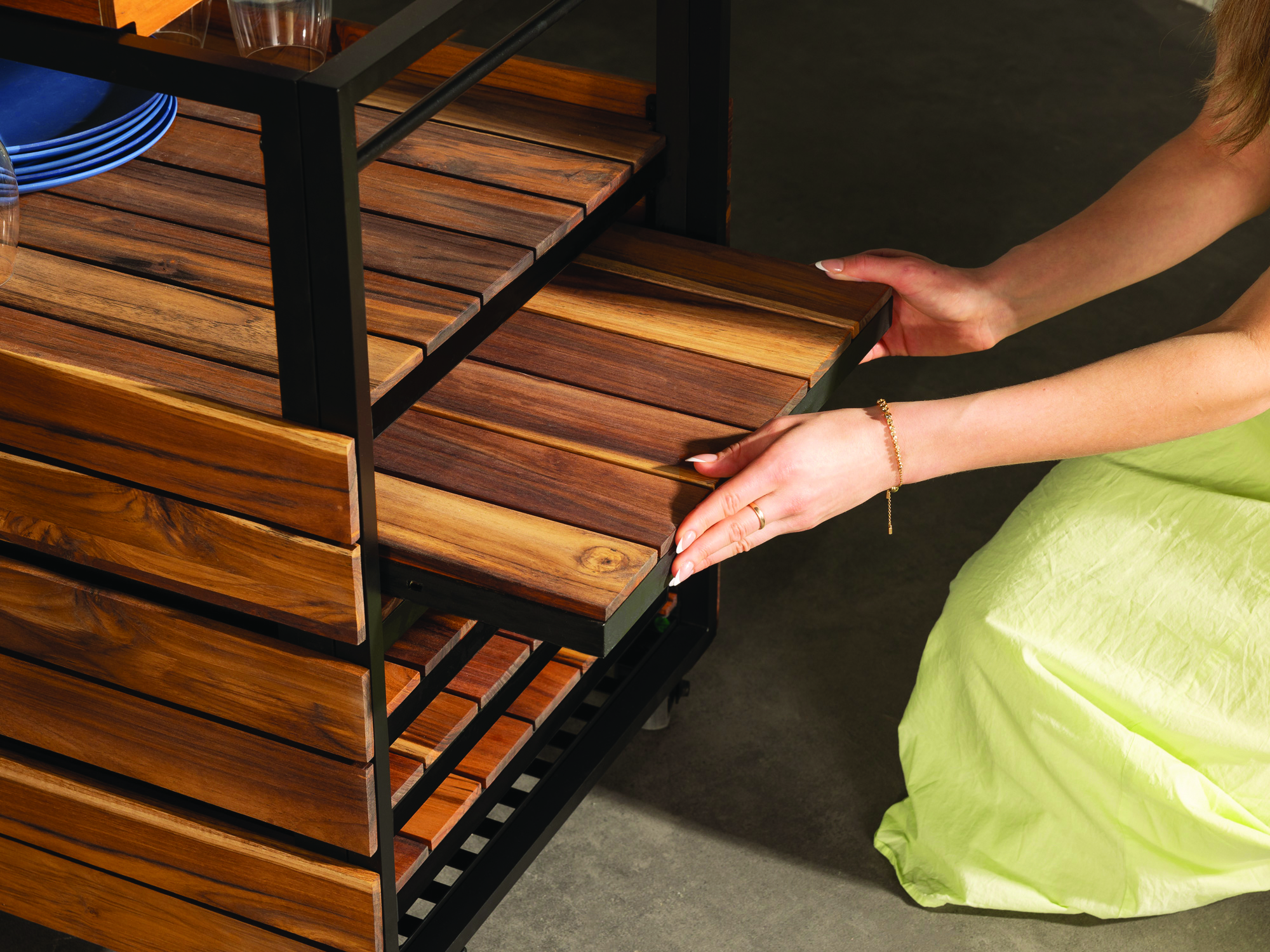 TOT-natural-teak-bar-cart-close-up-feature-panel.jpg