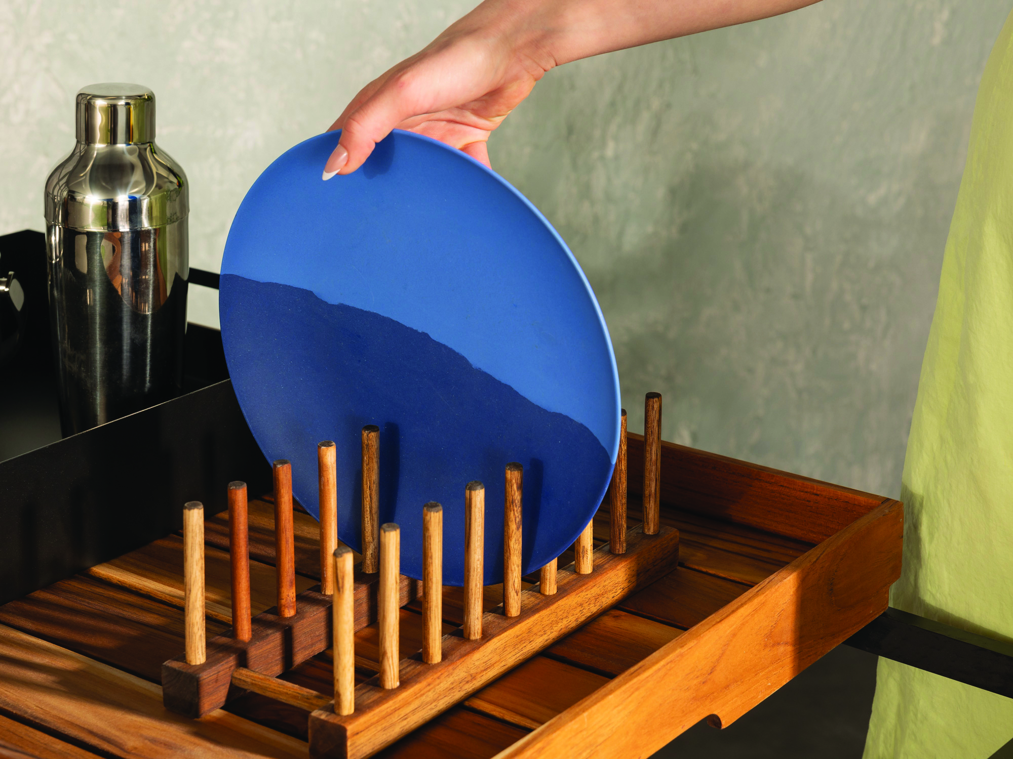 TOT-natural-teak-bar-cart-close-up-feature-plates-holder (1).jpg